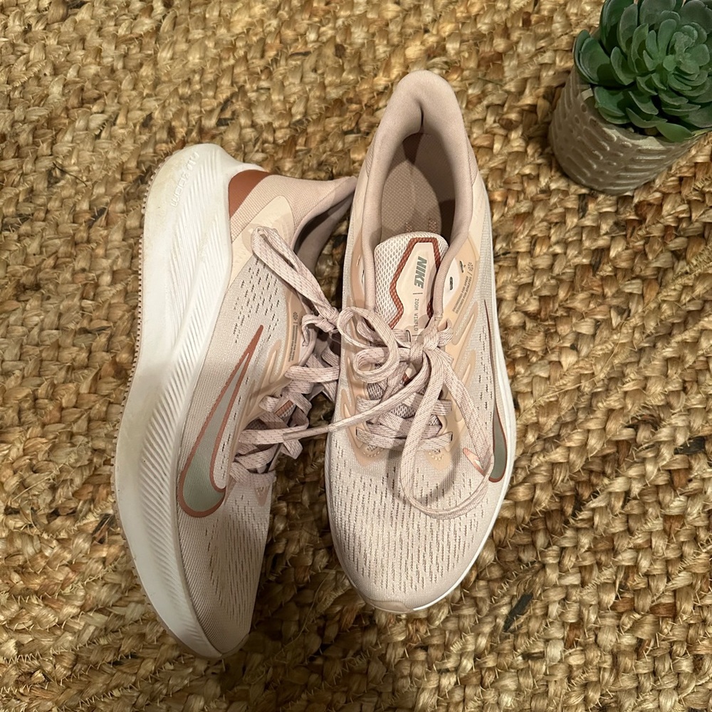 NIKE RUNNING SHOES - Picture 2 of 9